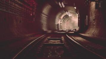 djup tunnelbanetunnel under uppbyggnad foto
