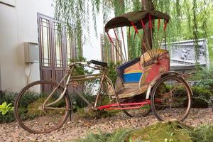 gammal vintage trehjuling visar för turister foto