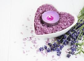 hjärtformad skål med havssalt, tvål och färska lavendelblommor foto