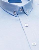 bomullsskjorta med fokus på krage och knapp, närbild foto