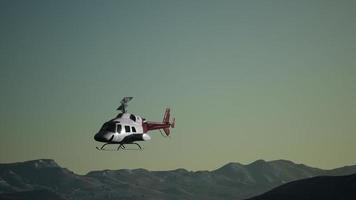 extrem slow motion flygande helikopter och solnedgångshimlen foto
