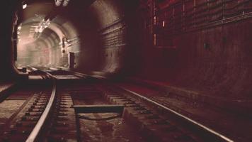 djup tunnelbanetunnel under uppbyggnad foto