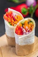 döner kebab grönsak lavash bröd smörgås shawarma burrito pita fyllning vegetabilisk vegetarisk foto