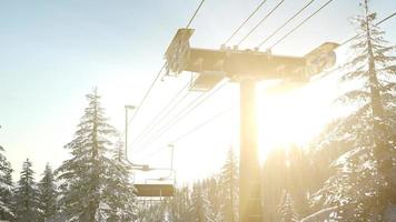 tom skidlift. stollift siluett på höga berg över skogen vid solnedgången foto