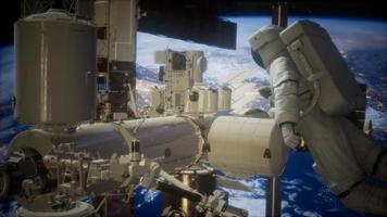 internationell rymdstation och astronaut i yttre rymden över planeten jorden foto