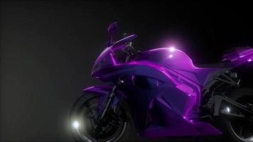 moto sportcykel i mörk studio med starkt ljus foto