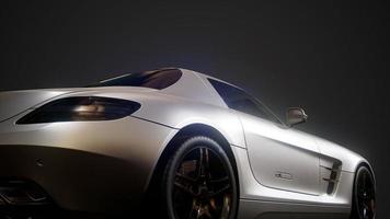lyxig sportbil i mörk studio med starkt ljus foto