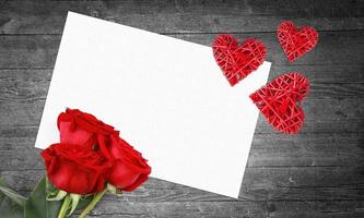 alla hjärtans dag gratulationskort med röda hjärtan och utrymme för dina hälsningar. foto