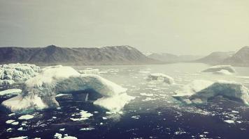 stor glaciär på Antarktis kust en solig sommareftermiddag foto