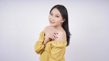 vacker asiatisk kvinna ler cool stil isolerad på vit bakgrund foto