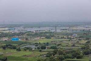 Flygfoto över en stad under utveckling, utkanten av Delhi och gurugram. Flygfoto över fält och torn. foto
