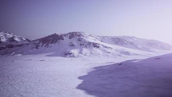 snöade berg i alaska med dimma foto