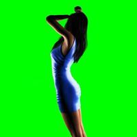 sexig kvinna i blå klänning på grön avtagbar chromakey foto