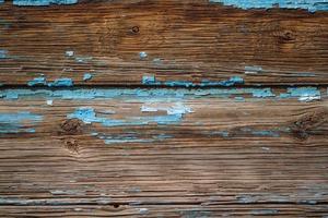 väggen är gjord av gamla brädor med rester av blå färg foto