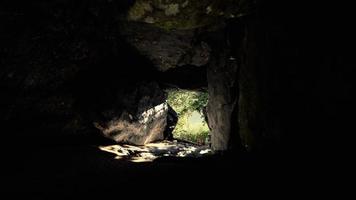 skott taget inifrån en liten grotta som tittar ut foto