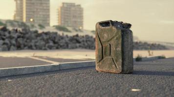 gammal metall bränslebehållare på stranden parkering foto