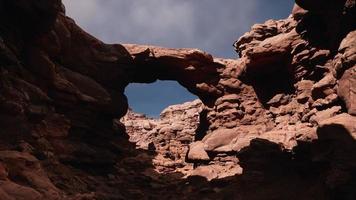 röd stenbåge i grand canyon park foto