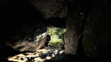 skott taget inifrån en liten grotta som tittar ut foto