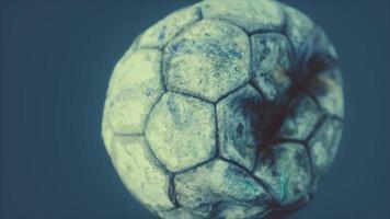 gammal tömd fotboll i läder foto
