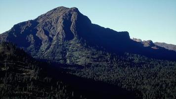 vidvinkelbild av bergslandskap med vårskog foto