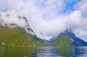 hav fjord i moln och sol foto