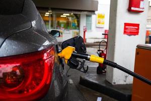 tankning påfyllning bil fordon med bränsle vid tanka bränsle bensin pumpstation. foto