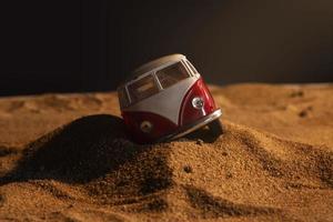 skadad skåpbil i sandfält med skugga bakgrund foto