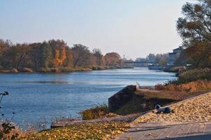 landskap med utsikt över bron och floden. foto