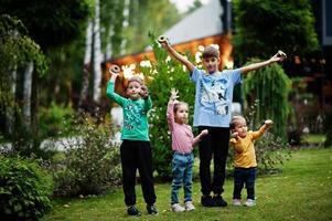 fyra barn med munkar på kvällsgården. välsmakande smaskig munkmat. foto