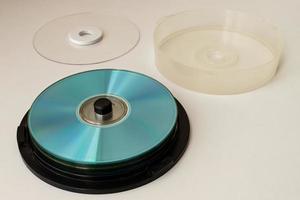 plast cd och dvd-behållare på vit bakgrund. teknik från 90-talet. foto