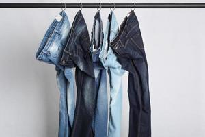 blå jeans på galge, display klädaffär foto