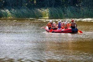 13.08.2021. mygiya. ukraina. en grupp turister flyter på en gummibåt. foto