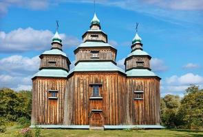 10.09.2021. Kiev. ukraina. en gammal ukrainsk träkyrka från 1700-talet. det finns ett monument över den traditionella kultkulturen från 1700-talet. foto