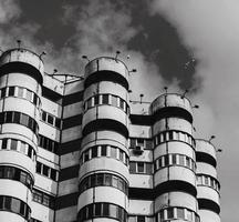 dyster flervåningsbyggnad foto