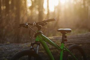 mountainbike i solnedgången foto