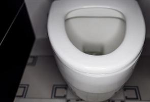 vit toalettskål foto