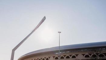 mast med strålkastare på stadion foto