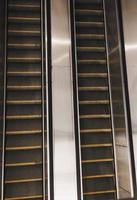 modern rulltrappa i tunnelbanan foto