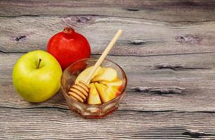 äpplen, granatäpple och honung rosh hashanah foto