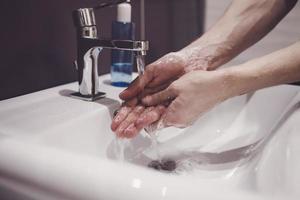 man visar handhygien tvätta händer foto