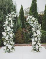 bröllopsbåge gjord av blommor foto