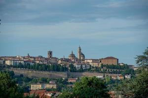 bergamo hög stad med de venetianska murarna foto