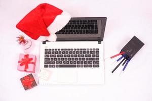 bärbar dator och gitf box för jul och nyårsfirande isolerad på vit bakgrund foto