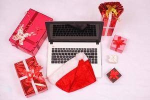 bärbar dator och gitf box för jul och nyårsfirande isolerad på vit bakgrund foto