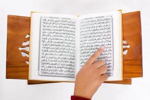 älskar den heliga Koranen att läsa isolerad på vit bakgrund foto
