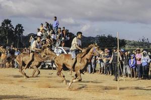 ung man jockeys i hästkapplöpare på hus traditionella hästkapplöpningskultur från Rote Island, östra Nusa Tenggara, Indonesien. rote, Indonesien - 27 mars 2020 foto