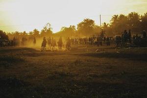 ung man jockeys i hästkapplöpare på hus traditionella hästkapplöpningskultur från Rote Island, östra Nusa Tenggara, Indonesien. rote, Indonesien - 27 mars 2020 foto