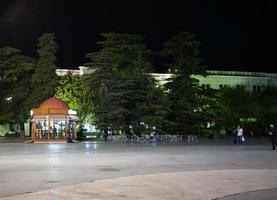 yalta, crimea-28 maj 2016-nattens stadslandskap med utsikt över byggnader och arkitektur. foto