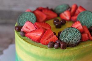 vacker hembakad tårta med gul och grön grädde foto
