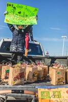 st liboire, quebec, kanada - 28 januari 2022. demonstranter som stödjer lastbilschaufförernas frihetskonvoj 2022 med gratis mat och gåvor. foto
